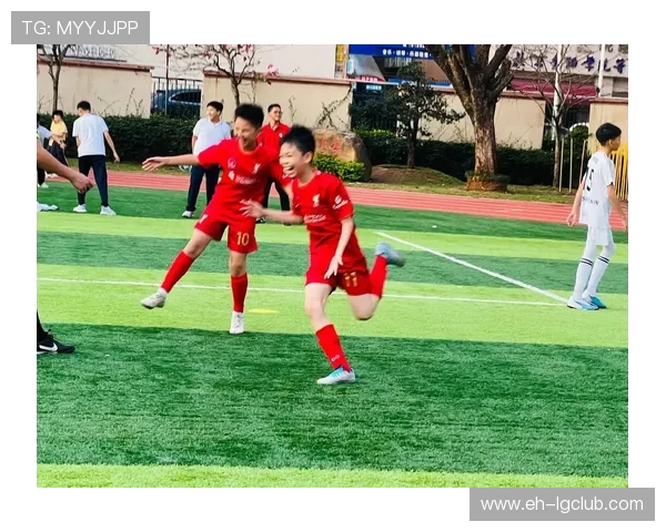 刚上场踢足球腿部酸痛怎么办快速缓解运动后的不适感